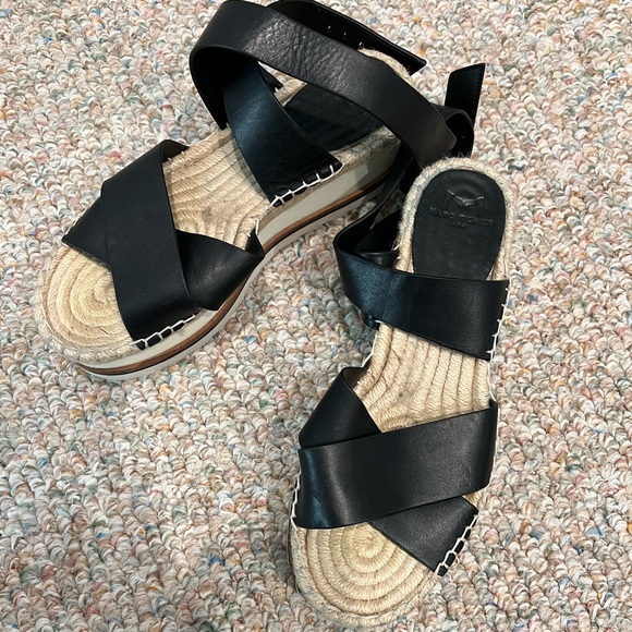 MARC FISHER BLACK PLATFORM SANDALS. Size 6.5 - Picture 3 of 5